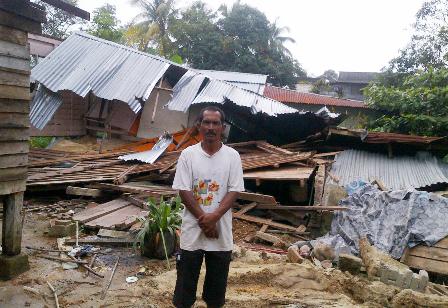 Roboh Rumah Rakyat Miskin; Mana ADUN Umno? Mana Menteri Besar? http://www.buletinonline.net/images/stories/aberita13/Alias%20depan%20rumah%20yang%20dirobohkan.jpg